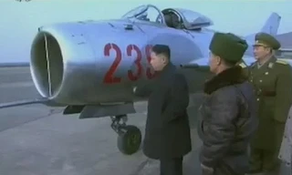 Lãnh đạo Triều Tiên Kim Jong Un (ngoài cùng bên trái) đứng cạnh một chiếc MiG-19