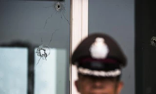 Vết đạn trên cửa kính trong nhà của ông Kwanchai Praipana