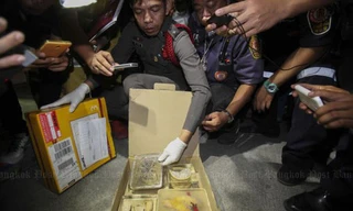 Cảnh sát đang kiểm tra 3 bưu kiện chứa bộ phận trẻ sơ sinh