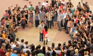 Chàng trai dẫn cô gái vào giữa đám đông...