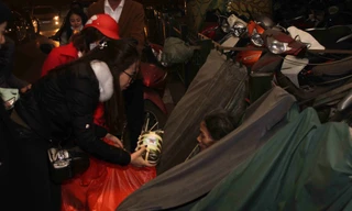 Nhóm bạn trẻ dành tặng chưng, giò chả Ước Lễ, bánh kẹo, quần áo ấm và lì xì tặng những người vô gia cư trên hè phố Hà Nội.