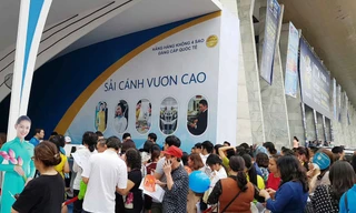 Hàng nghìn người tiếp tục 'rồng rắn' xếp hàng săn tour 0 đồng