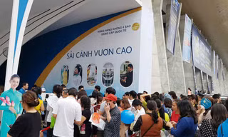 Hàng nghìn người tiếp tục 'rồng rắn' xếp hàng săn tour 0 đồng