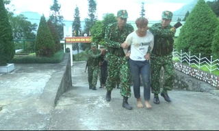 Lực lượng biên phòng Lào Cai áp giải đối tượng Giàng A Nô.