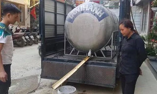 Người dân Sa Pa thiếu nước phải mua nước sinh hoạt từ xe bồn.
