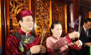 Chủ tịch Quốc hội Nguyễn Thị Kim Ngân dâng hương tưởng nhớ các vua Hùng - Ảnh: Quang Lộc