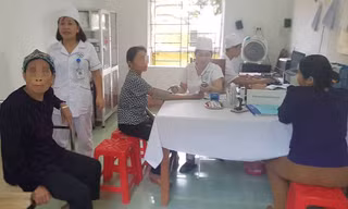 Người dân Kim Thượng mang con đi tiêm phòng tại trạm xá.