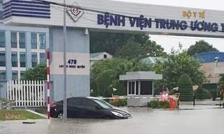 Bệnh viện ở Thái Nguyên cũng bị chia cắt bởi mưa lũ.