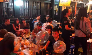 Tại khu vực phố đi bộ (Hoàn Kiếm) bóng cười vẫn được bày bán, sử dụng công khai, tràn lan.