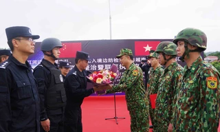 Bộ Chỉ huy tuần tra hai bên gặp gỡ trao đổi trên vạch phân định đường biên giới. 