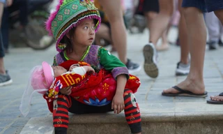  Con em bà con dân tộc địu em đang còn “đỏ hỏn” trên lưng đi xin tiền bán hàng rong khiến nhiều du khách xót xa, thương cảm. 