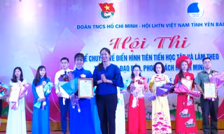​Chị Đoàn Thị Thanh Tâm, Bí thư Tỉnh Đoàn Yên Bái trao 1 giải Nhất cho thí sinh Nguyễn Thuỳ Linh đến từ Đoàn khối Doanh nghiệp tỉnh. 
