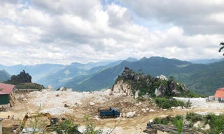 Cảnh quan ở thôn Hầu Chư Ngài bị ảnh hưởng bởi mỏ khai thác đá.
