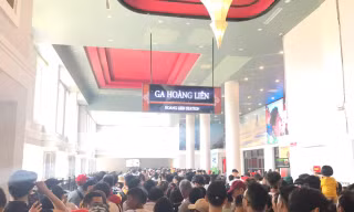 Du khách nườm nượp lên Sa Pa tận hưởng 'mùa đông' giữa ngày hè