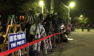 Hàng trăm phóng viên trắng đêm chờ đón đoàn tàu của lãnh đạo Triều Tiên.