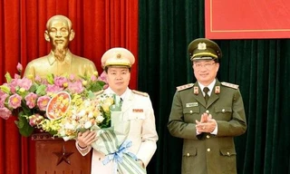 Thượng tướng Nguyễn Văn Thành, Ủy viên Trung ương Đảng, Phó Bí thư Đảng ủy Công an Trung ương, Thứ trưởng Bộ Công an trao quyết định cho Đại tá Nguyễn Ngọc Vân. Ảnh: TTXVN phát.