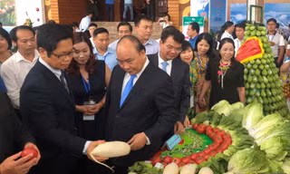 Thủ tướng Chính phủ Nguyễn Xuân Phúc thăm gian hàng nông nghiệp của tỉnh Lào Cai. 