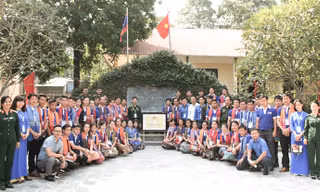 Đoàn đại biểu chụp ảnh lưu niệm tại di tích lịch sử Quốc gia nơi diễn ra Đại hội II Đảng nhân dân Cách mạng Lào (trong khuôn viên Bộ Chỉ huy quân sự tỉnh). Ảnh: Hải Yến.