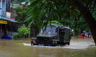 Xe đặc chủng đưa đón thí sinh vùng lũ ở Hà Giang đến điểm thi. 