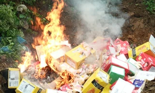 Cơ quan chức năng tỉnh Lào Cai tiêu huỷ hàng hoá không rõ nguồn gốc.