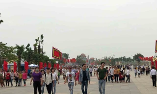 Hàng nghìn du khách thập phương về khai hội Giỗ tổ Hùng Vương - Lễ hội Đền Hùng.
