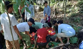 Những tảng đá từ trên đồi sạt lở xuống khiến 4 nạn nhân thương vong.