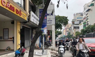 Kỳ dị khi đoạn vỉa hè phải né nhà số 27 Tôn Đức Thắng thụt ra, thụt vào. 