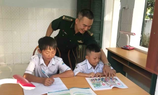  Cán bộ BĐBP Trịnh Tường dạy học cho "Con nuôi Biên phòng". 