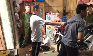 Đối tượng Nghiêm Nguyệt Lôi diễn tả lại hành vi phạm tội. Ảnh: Công an Lào Cai cung cấp.