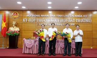 Lãnh đạo tỉnh chúc mừng đồng chí tân Phó Chủ tịch UBND tỉnh Lào Cai (người thứ hai từ trái sang).