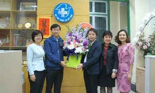Bí thư thứ nhất T.Ư Đoàn Lê Quốc Phong (thứ 2, từ trái qua) tặng hoa chúc mừng Hội thầy thuốc trẻ Việt Nam. 