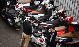 Bãi trông xe lậu 'chặt chém' khách đi tàu Cát Linh - Hà Đông