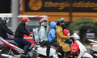 Đón gió mùa đông bắc, người dân Hà Nội đi làm đi học đầu tuần trong thời tiết lạnh