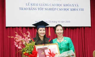 Nhotkhammani (trái) và mẹ tại Lễ nhận bằng thạc sĩ năm 2009