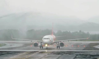 Phun vòi rồng đón chuyến bay đầu tiên Quảng Ninh - Cần Thơ