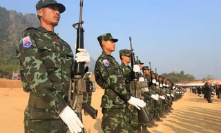 Cờ của một lực lượng thuộc phe nổi dậy được cắm trên công trình xây dựng dang dở ở làng Khawmawi, gần biên giới Ấn Độ, ngày 14/11. (Ảnh: Reuters)