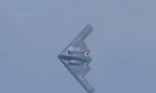 B-2 Spirit trình diễn trước hàng nghìn người ở bãi biển Miami 