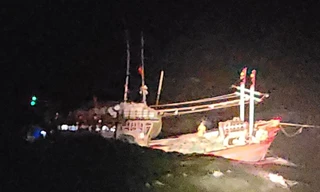 Về bờ tránh mưa gió, 14 thuyền viên chới với trên tàu chìm dần giữa biển đêm