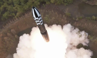 Các bộ phận của tên lửa và vệ tinh Triều Tiên rơi xuống biển mà Hàn Quốc thu được. (Ảnh: Reuters)