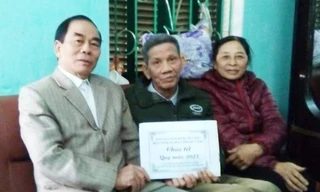 Thương binh Nguyễn Văn Kỷ (giữa) được đại diện nhóm “FB Lính xe tăng” đến thăm và trao quà Tết năm 2023 Ảnh: NHÂN VẬT CUNG CẤP