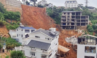 Ngôi nhà bị xô nghiêng