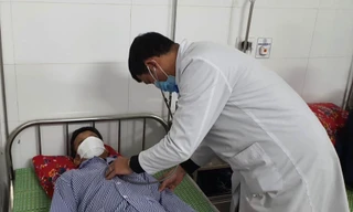 Bác sĩ khám cho bệnh nhân N. nhiễm sán não