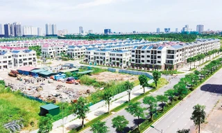 Nhiều dự án giải phóng mặt bằng gặp khó khăn trong vấn đề xác định giá đất sát giá thị trường. Ảnh: Như Ý