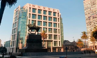 Tượng anh hùng dân tộc Uruguay José Artigas trên nền tòa nhà Phủ Tổng thống Ảnh: L.x.S