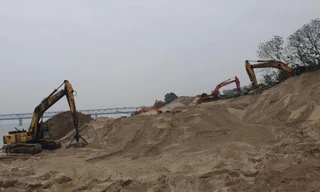 'Thủ phủ' tập kết vật liệu, trạm trộn bê tông 