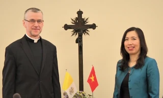 Thứ trưởng Ngoại giao Lê Thị Thu Hằng và Thứ trưởng Ngoại giao Toà thánh Vatican - Đức ông Miroslaw Wachowski