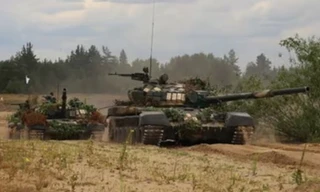 Một chiếc xe tải quân sự chạy lên đồi ở Baranowo, Ba Lan, ngày 7/7/2022. (Ảnh: AP) 