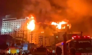 Hiện trường tòa nhà bị cháy. (Ảnh: Khmer Times)