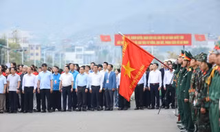 Trào dâng niềm tự hào tại Lễ thượng cờ Tiền Phong Marathon 2023