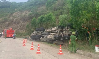 Xe tải chở dưa hấu lật úp vào vách núi, 4 người tử vong